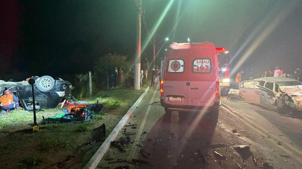 Grave acidente entre dois carros deixa 7 pessoas feridas em São Mateus, no E