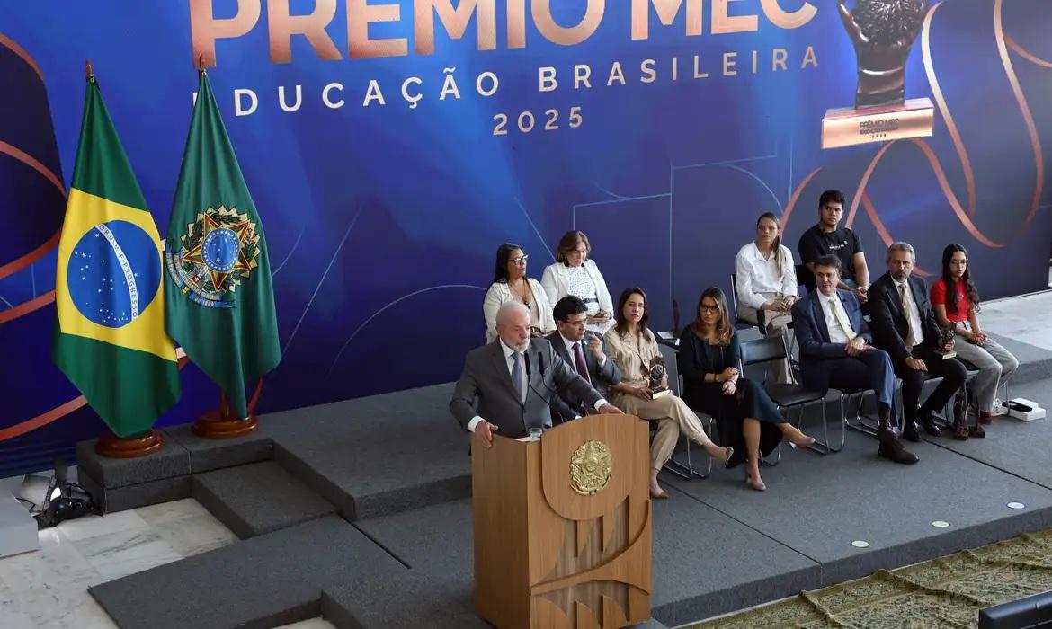 Evasão escolar é questão de Estado, diz Lula na entrega do Prêmio MEC