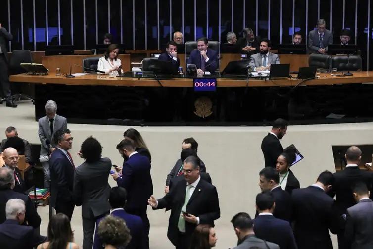 Câmara aprova urgência para isenção do IR de quem ganha até R$ 5 mil