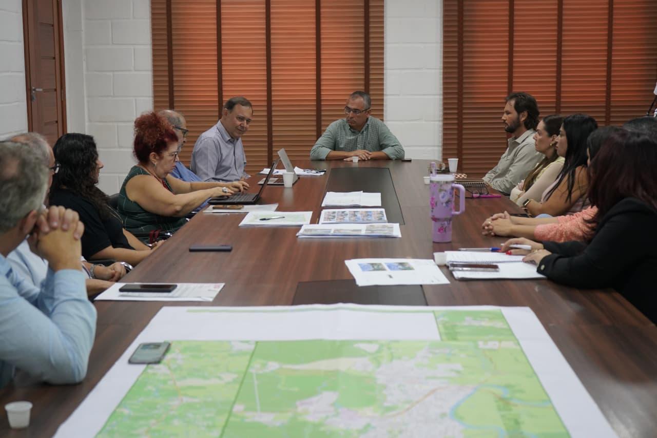 Prefeito Marcus Batista recebe representantes da UFES e MEC para acertar últimos detalhes do curso de Medicina, em São Mateus, ES