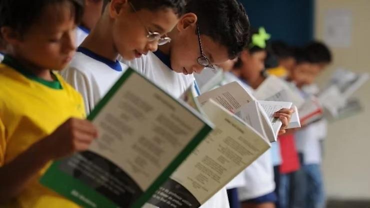 Deputado Messias Donato denuncia falha do MEC: milhões de alunos ficarão sem livros didáticos em 2026