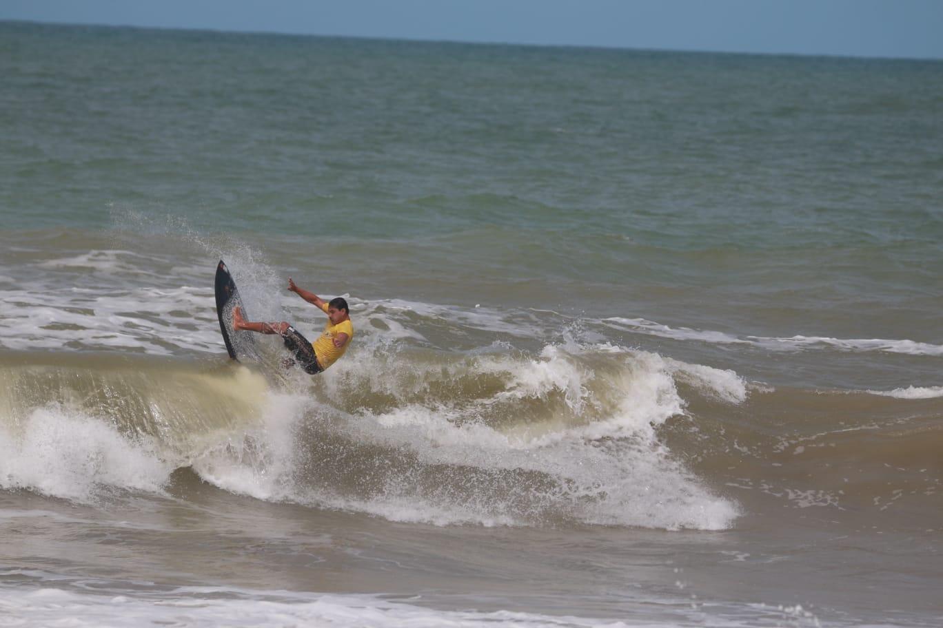 Ricieri Barbeito Vaccari conquista título estadual de surf na categoria Open Master e projeta novos desafios