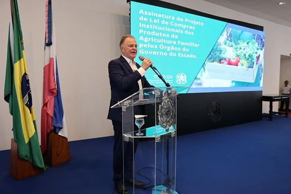 Casagrande assina Projeto de Lei que prioriza alimentos da agricultura familiar nas compras do Espírito Santo