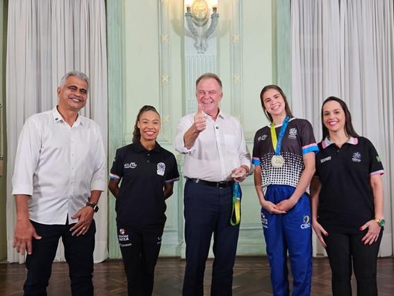 Casagrande recebe atletas do Espírito Santo que brilharam no Mundial de Ginástica Rítmica