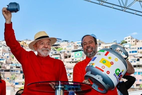 Governo lança programa para distribuir gás de graça para 15,5 milhões de famílias