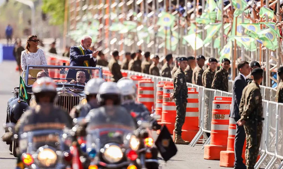 Lula e ministros acompanham desfile em Brasília