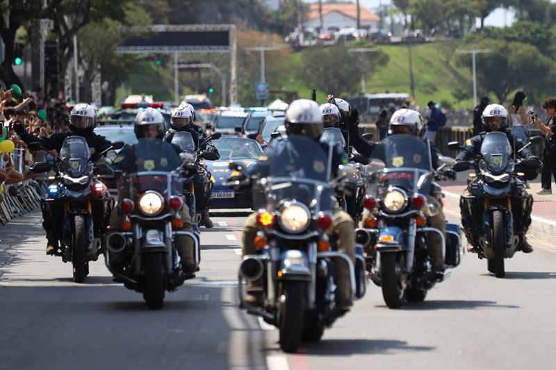 Desfile cívico-militar em Vitória, no ES, celebra o civismo e a Independência do Brasil