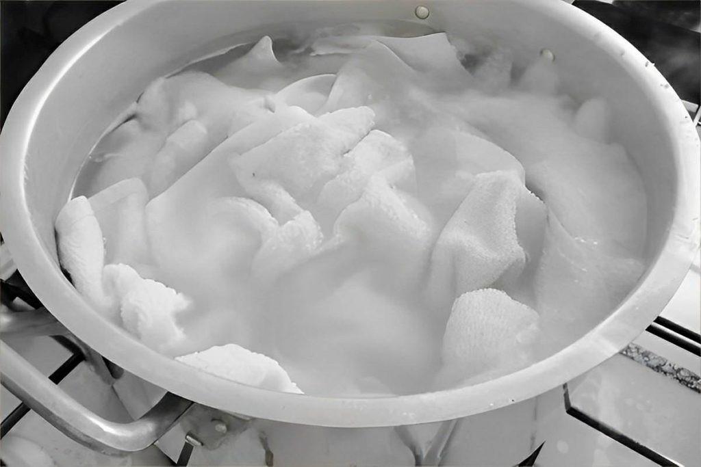 Dica caseira para tirar o amarelado das roupas brancas de forma prática e sem fazer esforço