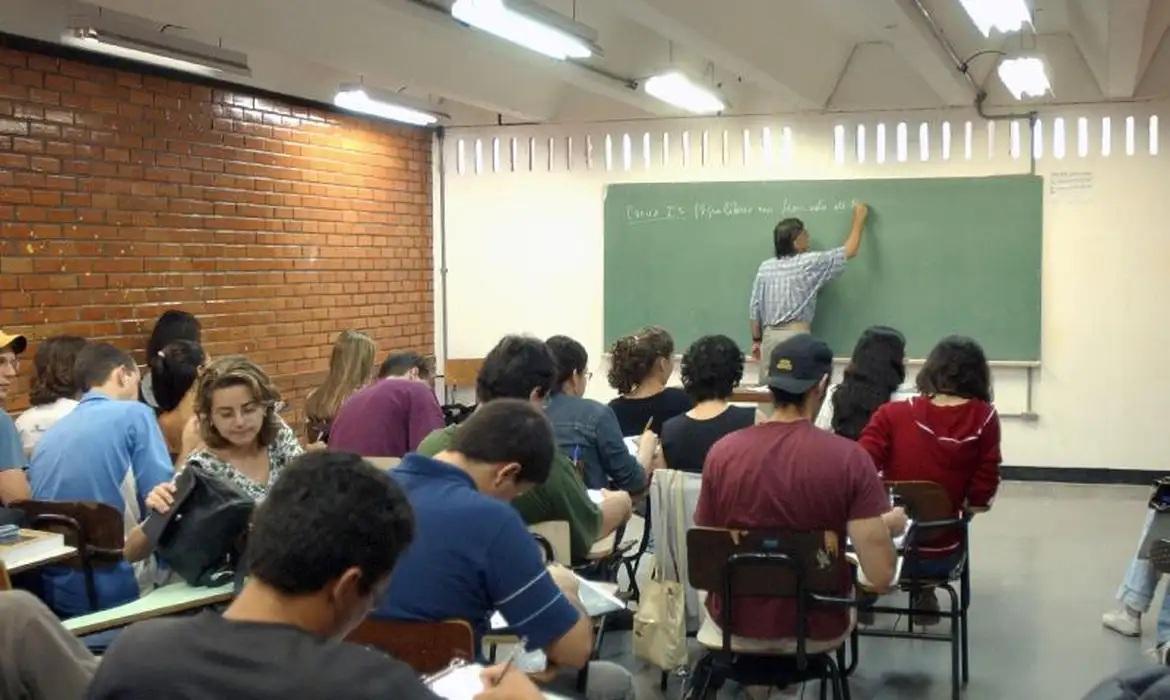 Ensino superior no Brasil pode mais que dobrar salário