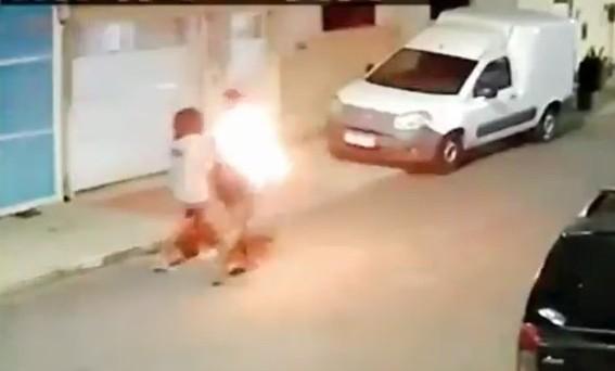 Celular explode na mão de mulher enquanto caminhava e tem corpo coberto por fogo