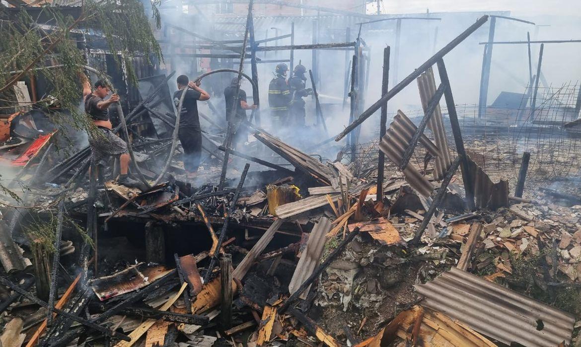 Mais de 15 moradias são atingidas por incêndio em Cubatão (SP)