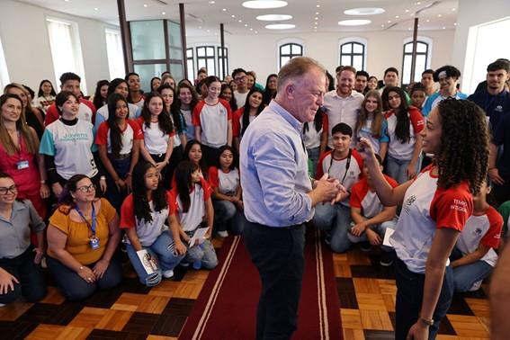 Governador do Espírito Santo recebe alunos da Rede Estadual para entrevista coletiva no Palácio Anchieta