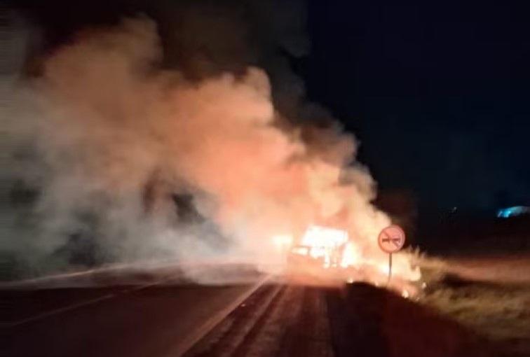Grave acidente entre carreta e carro na BR-393 deixa dois mortos