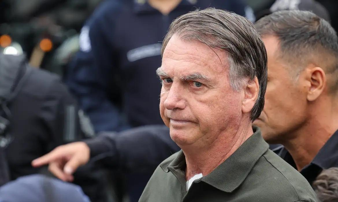 Bolsonaro teve pré-síncope, vômitos e queda de pressão, diz defesa