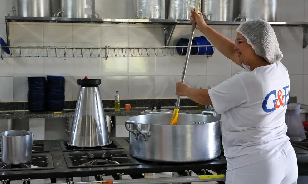 Governador do Ceará sanciona lei que zera ultraprocessados na merenda até 2027