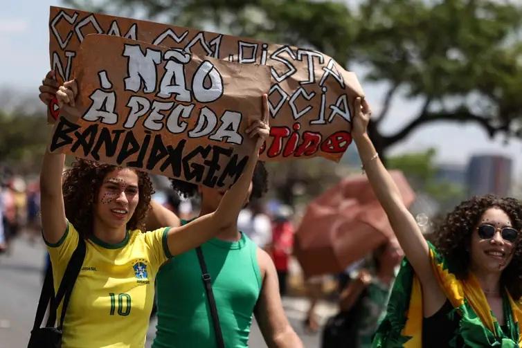 Em todo país, milhares de pessoas protestam contra anistia e PEC da Blindagem
