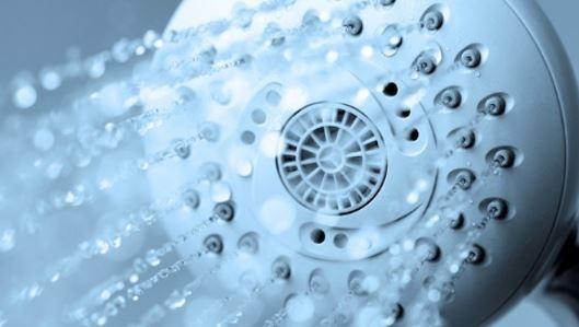 Veja as melhores dicas para desentupir os furinhos do chuveiro; fica novinho