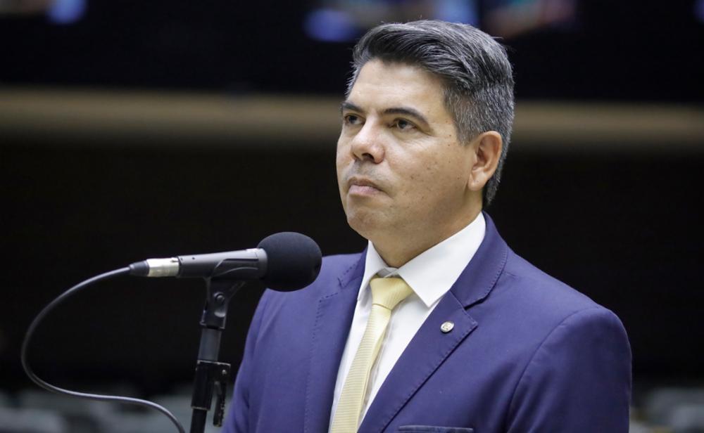 Deputado Messias Donato cobra respostas do governo sobre avanço do PCC no mercado de agrotóxicos