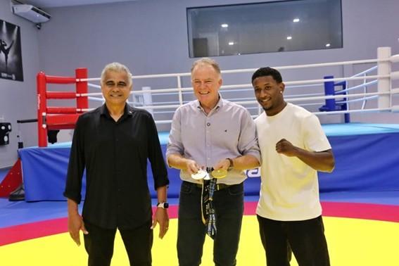 Vice-campeão mundial de boxe, capixaba Yuri Falcão conhece ginásio de Lutas da Sesport, no ES