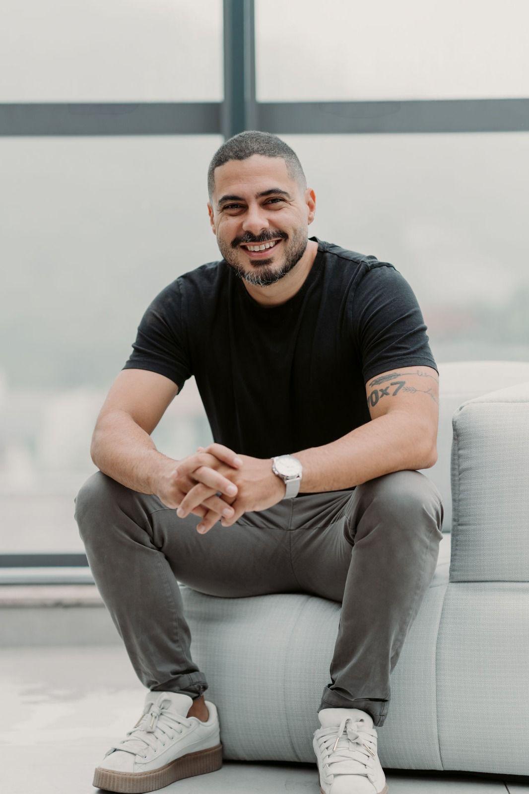 Novo livro do escritor Pedro Galoza aborda impacto que a busca por aprovação causa na sociedade