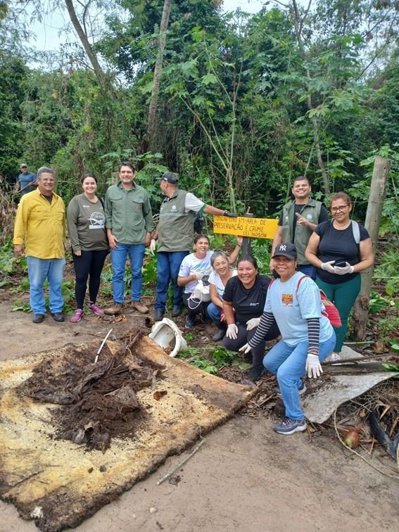 Voluntários participam de ação de limpeza no Parque Estadual de Itaúnas, em Conceição da Barra, ES