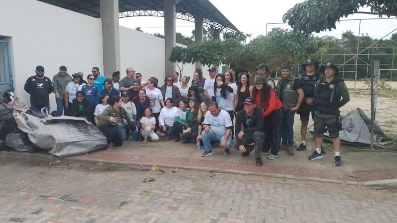 Voluntários participam de ação de limpeza no Parque Estadual de Itaúnas, em Conceição da Barra, ES