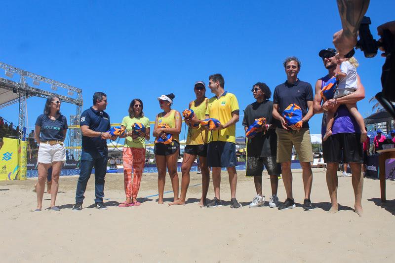 Vôlei e solidariedade em quadra: Sacada do Bem realizou ato simbólico domingo em Copacabana, no Rio