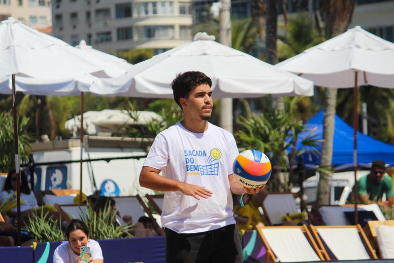 Vôlei e solidariedade em quadra: Sacada do Bem realizou ato simbólico domingo em Copacabana, no Rio
