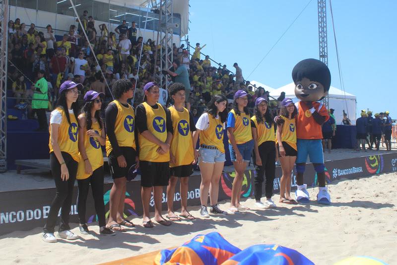 Vôlei e solidariedade em quadra: Sacada do Bem realizou ato simbólico domingo em Copacabana, no Rio