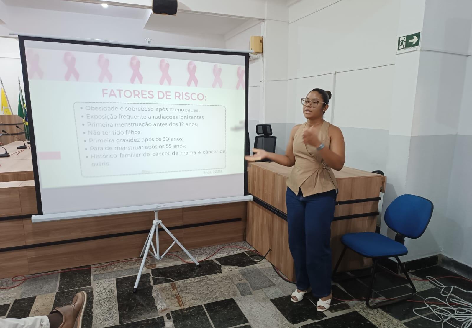 Câmara de Conceição da Barra, no ES, promove palestra sobre o Outubro Rosa com servidores da Casa Legislativa