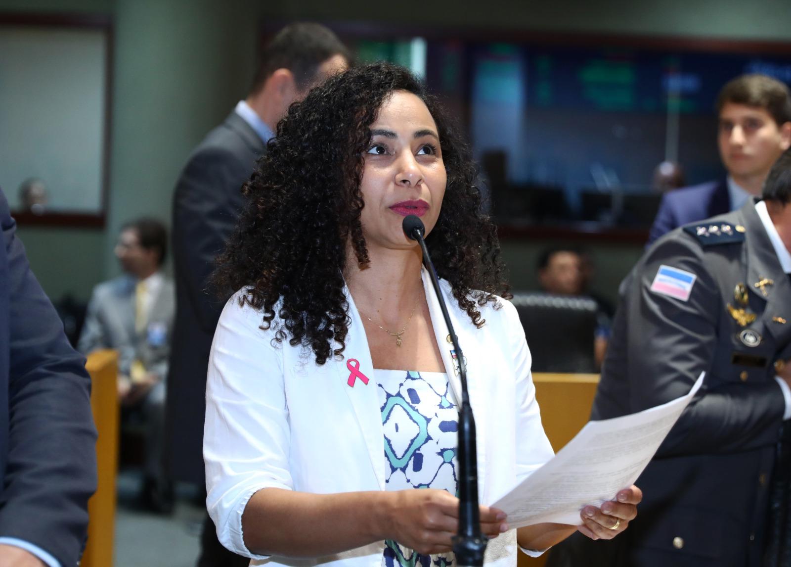 Projeto da deputada Camila aprovado na Ales muda nome de escola em Vitória para homenagear professora