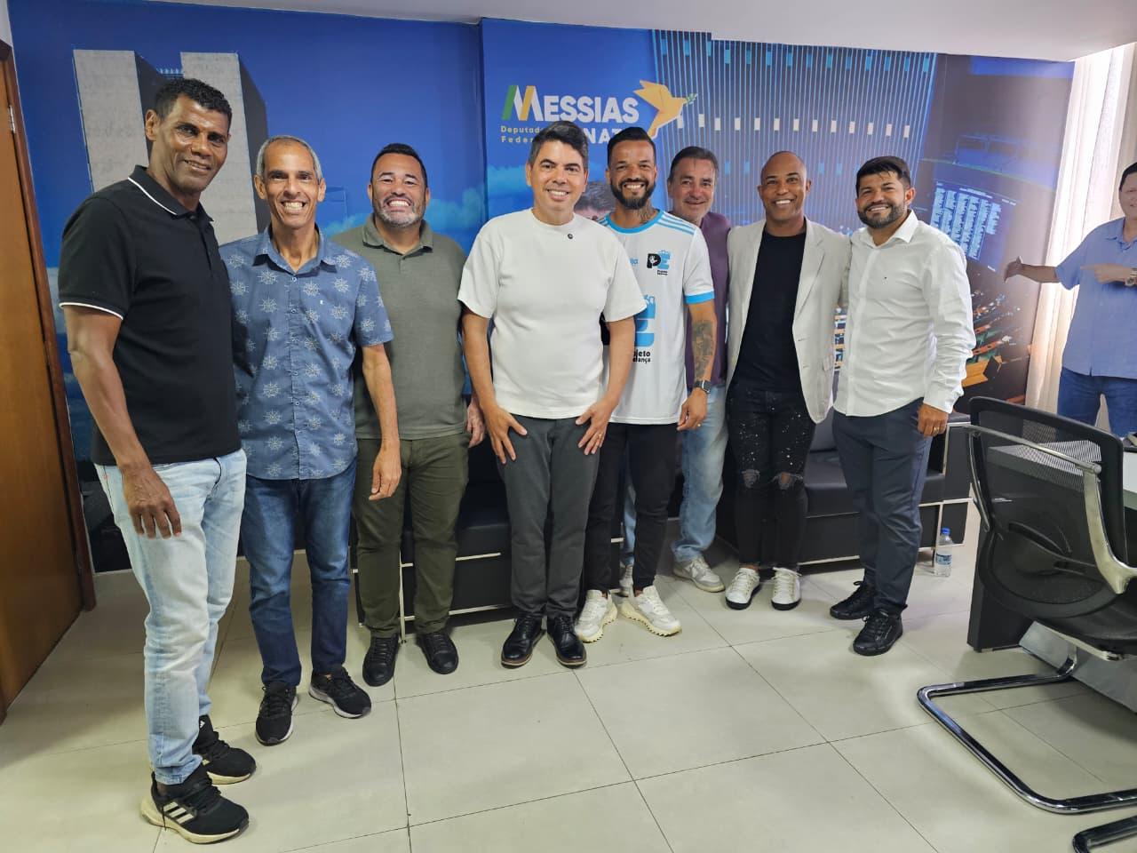 Deputado Messias Donato se reúne com o tetracampeão Aldair e lideranças do esporte para fortalecer projetos sociais
