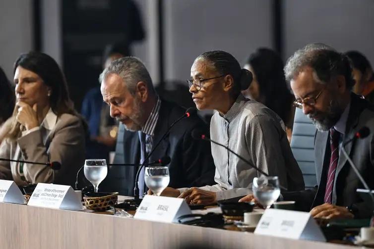 Subsídio para energia limpa precisa superar o de fósseis, diz Marina
