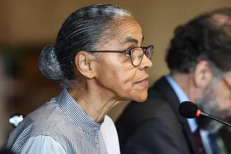 Subsídio para energia limpa precisa superar o de fósseis, diz Marina