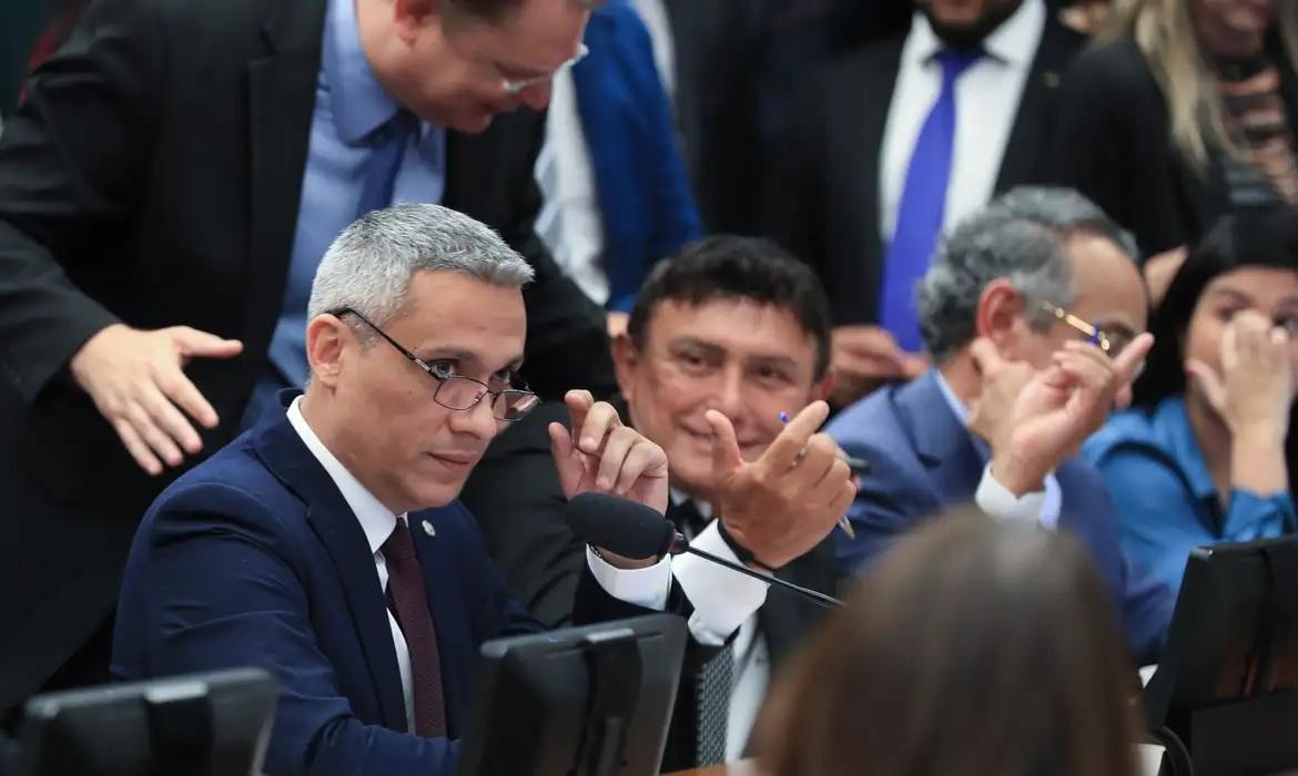 Câmara dos Deputados aprova suspensão de ação no STF contra Gustavo Gayer