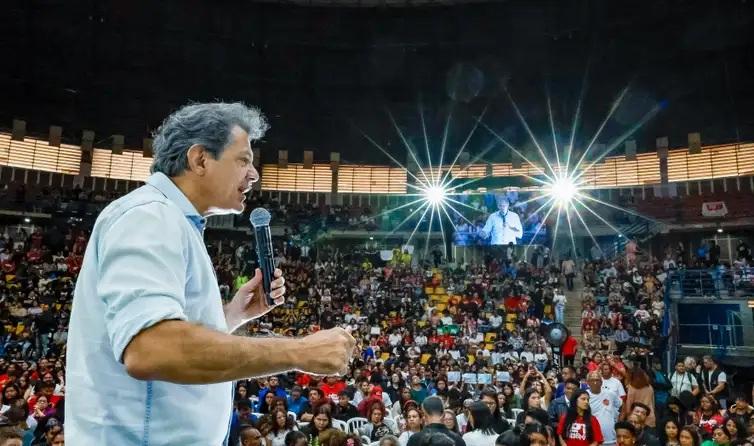 Governo anuncia investimento de R$ 108 milhões em cursinhos populares