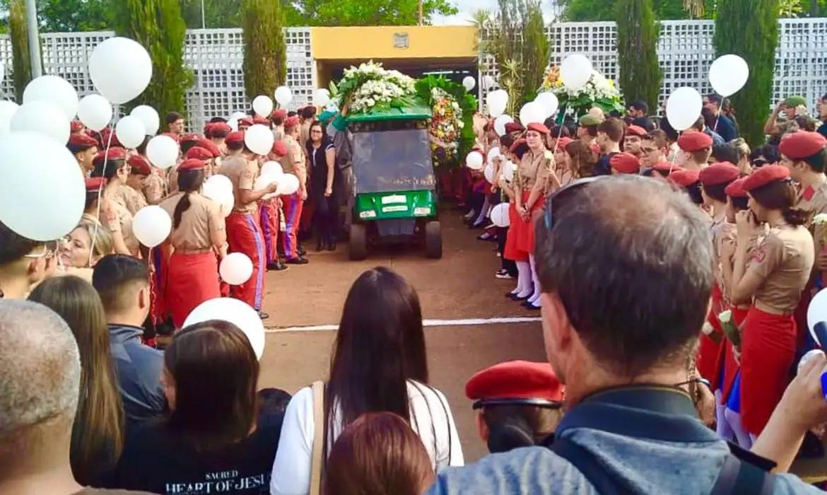 Enterro de jovem esfaqueado no DF é marcado por pedido de justiça