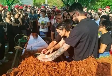 Enterro de jovem esfaqueado no DF é marcado por pedido de justiça