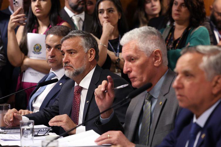 Deputados pedem prisão de ex-presidente de entidade em CPMI do INSS