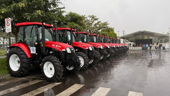 Governo do Espírito Santo entrega máquinas e equipamentos para fortalecer a agricultura capixaba