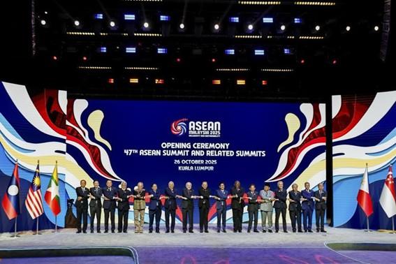 “Estar aqui é reafirmar a importância das relações do Brasil com o Sudeste Asiático”, diz Lula sobre participação na Cúpula da ASEAN “Estar aqui é reafirmar a importância das relações do Brasil com o Sudeste Asiático”, diz Lula sobre participação na Cúpula da ASEAN