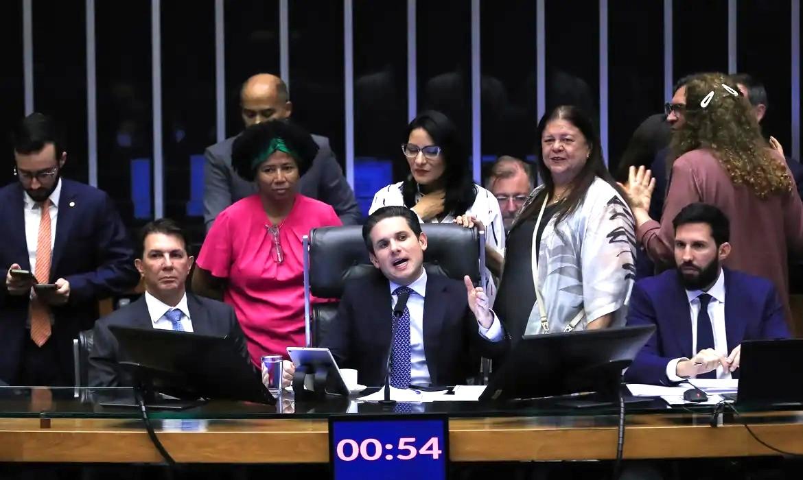 Câmara dos Deputados aprova licença menstrual de até 2 dias
