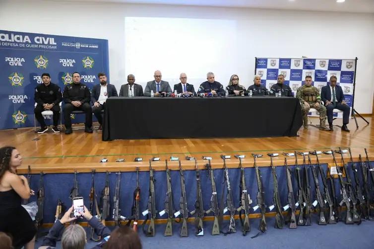 Governo do Rio estima 119 mortes; moradores retiram corpos da mata