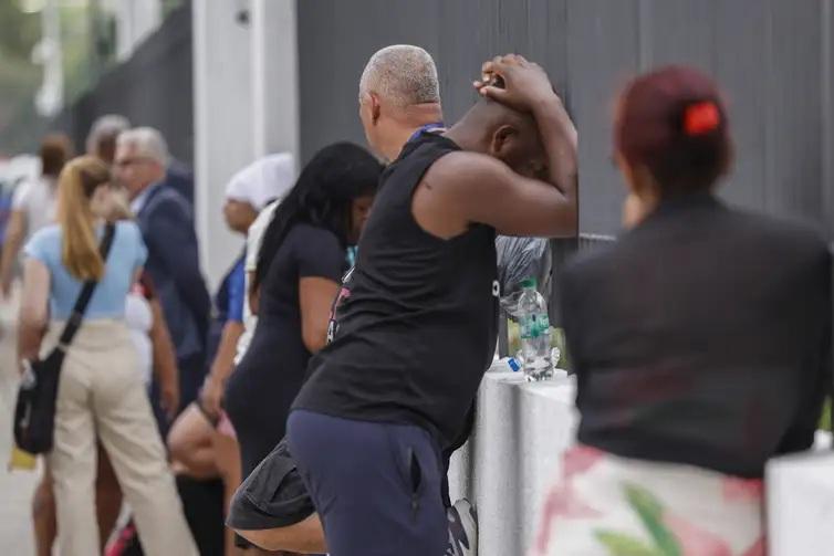 Governo do Rio estima 119 mortes; moradores retiram corpos da mata