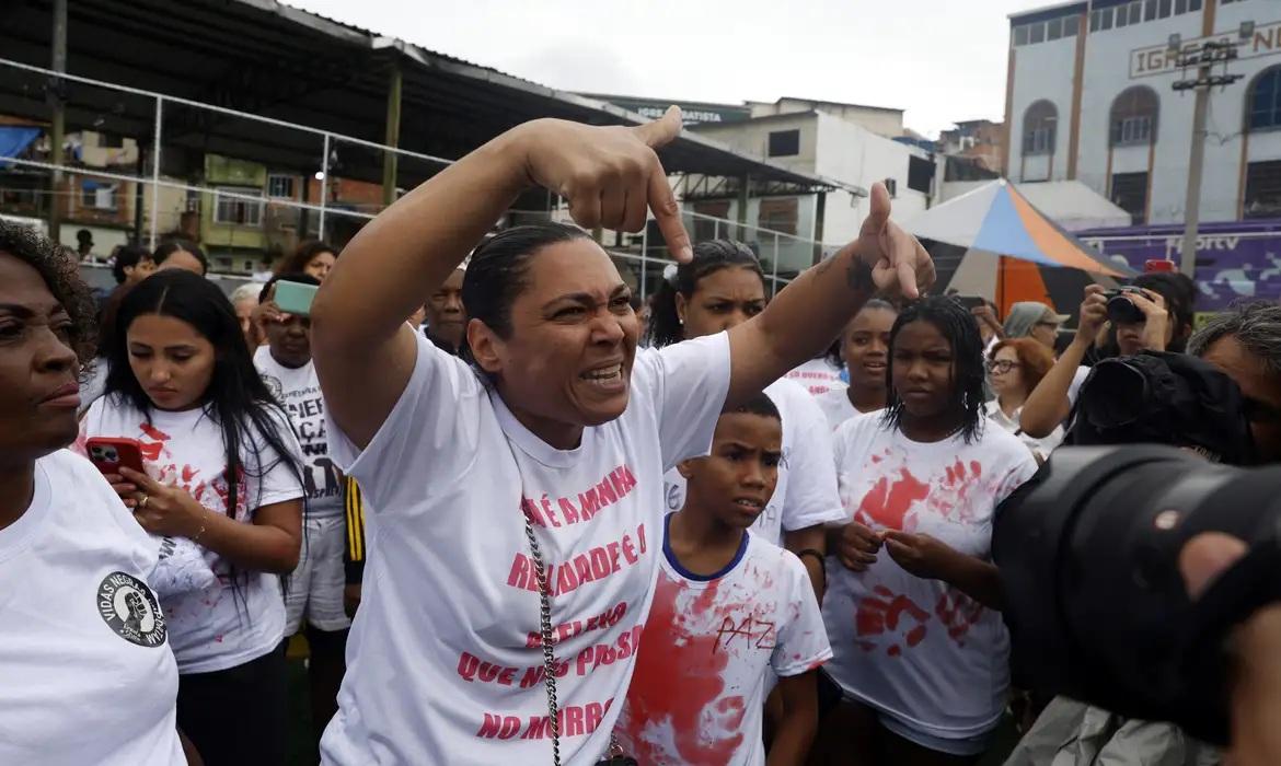 Moradores de favelas protestam no Rio após megaoperação com 121 mortos