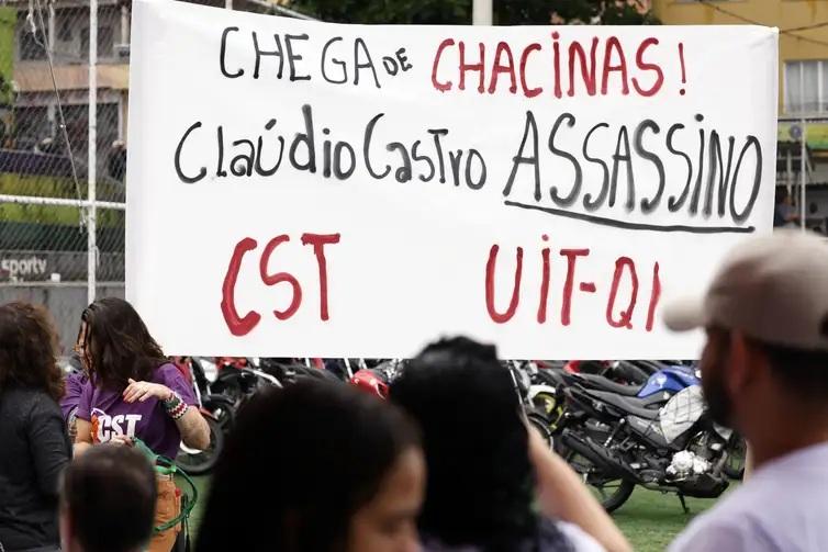 Moradores de favelas protestam no Rio após megaoperação com 121 mortos