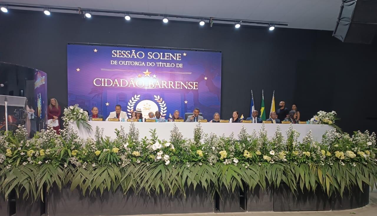 Vereadora Camila homenageia personalidades com Título de “Cidadão Barrense” em noite de festa em Conceição da Barra, ES