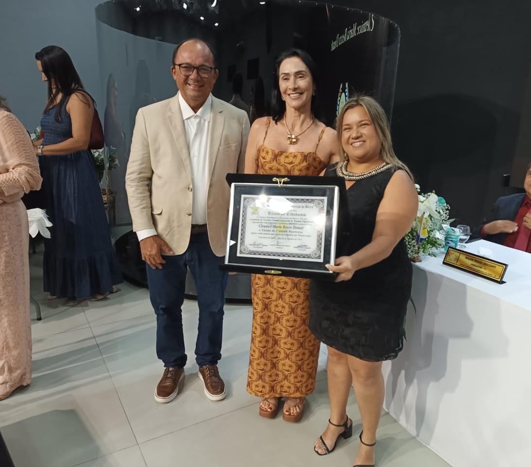 Vereadora Camila homenageia personalidades com Título de “Cidadão Barrense” em noite de festa em Conceição da Barra, ES