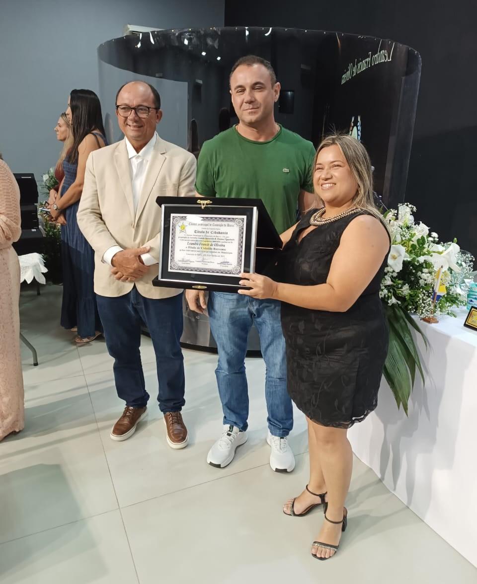 Vereadora Camila homenageia personalidades com Título de “Cidadão Barrense” em noite de festa em Conceição da Barra, ES