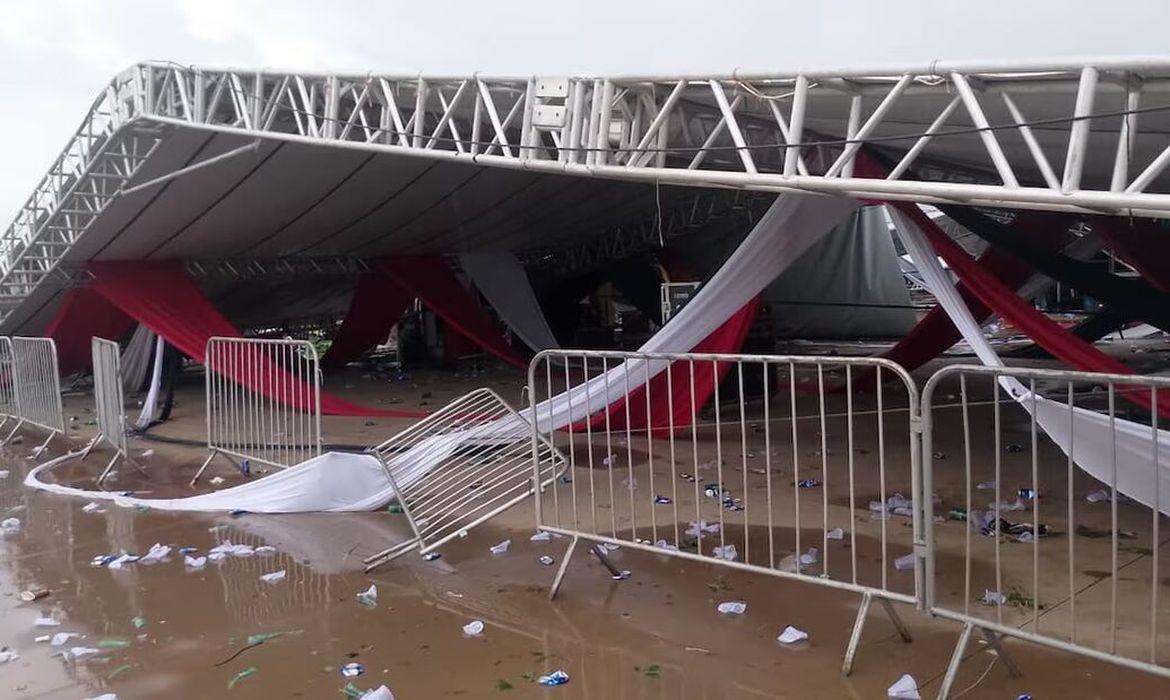 Queda de estrutura durante festa mata uma pessoa e deixa 40 feridos, em SP